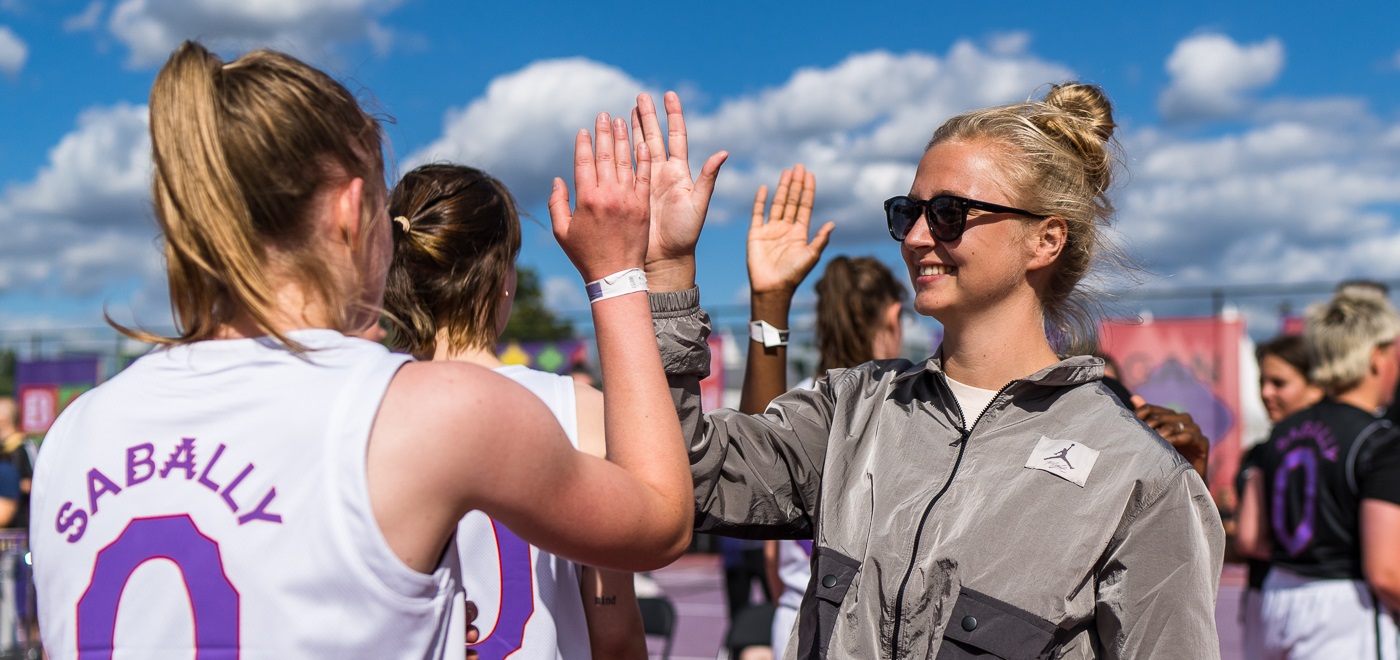 Coach Tina salue l'équipe adverse